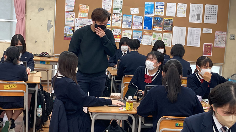 福岡女子商業高等学校での出張授業の様子